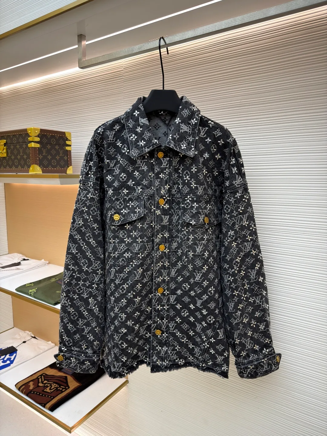 LOUIS VUITTON Presbyopia rhinestone jacquard denim jacket ●Original version: purchased and developed by 96009 ●Item number: 1681011-C55 ●Fabric: denim fabric ●Technology: jacquard rhinestone production ●Version: fitted version ●Weight: about 1475 grams ●Size: 46-48-50-52 ●Description: The fabric is sewn from denim, with a Monogram jacquard pattern printed all over, and diamond decorations using hot-drilling techniques to form the brand’s classic pattern. The waist is distressed and flocked leather, and the hardware is molded. The overall routing is straight and delicate, the fabric is comfortable and soft, and the color is consistent without color difference. It can be matched with the same style to create a fashionable look and control various occasions. Customized accessories, complete with three standards, the same style for men and women.
